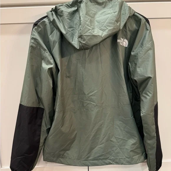 NORTH FACE WOMENS WIND BREAKER SMALL. LIKE NEW - Picture 3 of 3